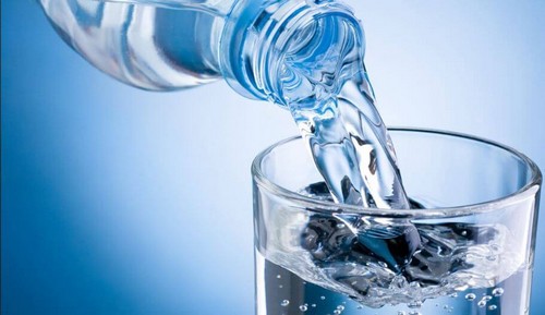 Bere acqua per abbassare lo acido urico.