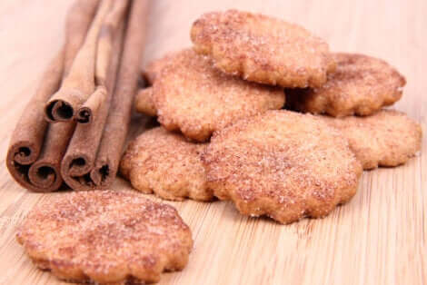 Biscotti alla cannella con cannella in stecche.