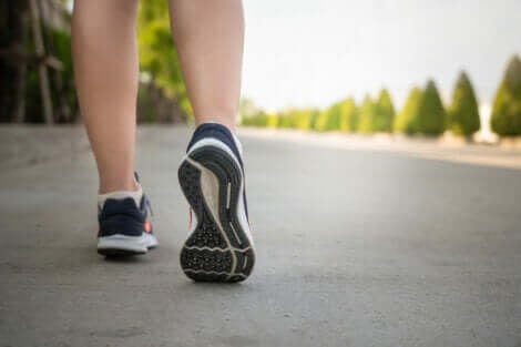 Camminare con le scarpe da ginnastica.