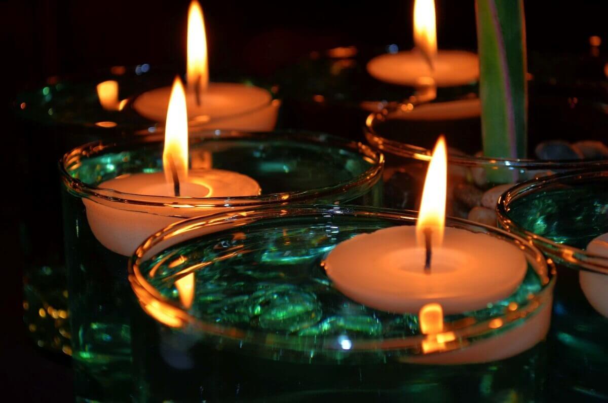 Candele fluttuanti.