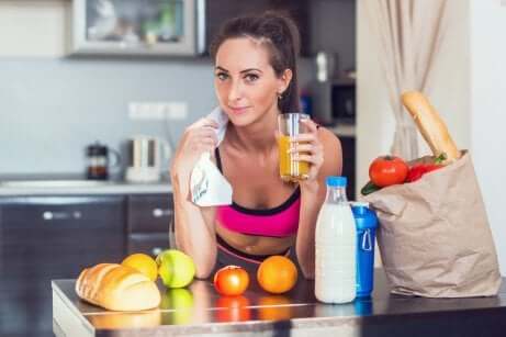 Ragazza sportiva che fa colazione.