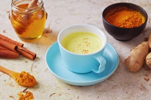 Combattere la tosse con il tè al pepe e miele