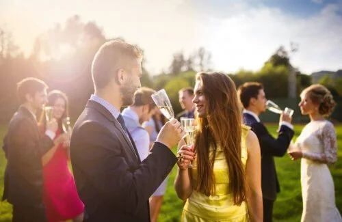 Preparare la lista degli invitati al matrimonio, organizzare il giorno delle nozze.