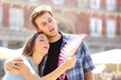 Ragazzo e ragazza accaldati.