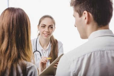 Prevenzione dei difetti congeniti: coppia a colloquio con il medico.