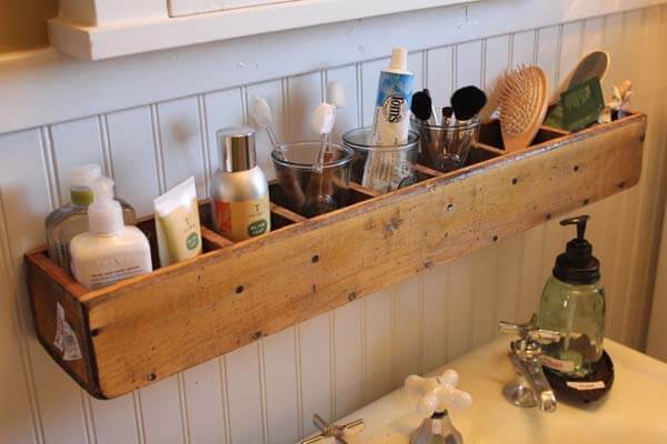 Decorare il bagno con un organizer.