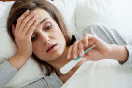 Donna a letto con la febbre.