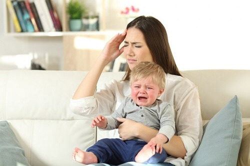 Donna che ha bisogno del trattamento della depressione post-parto.