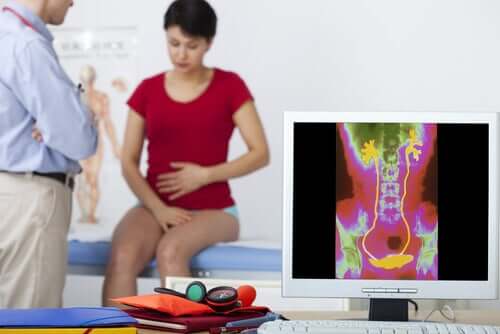 Donna dal medico e tomografia della vescica.