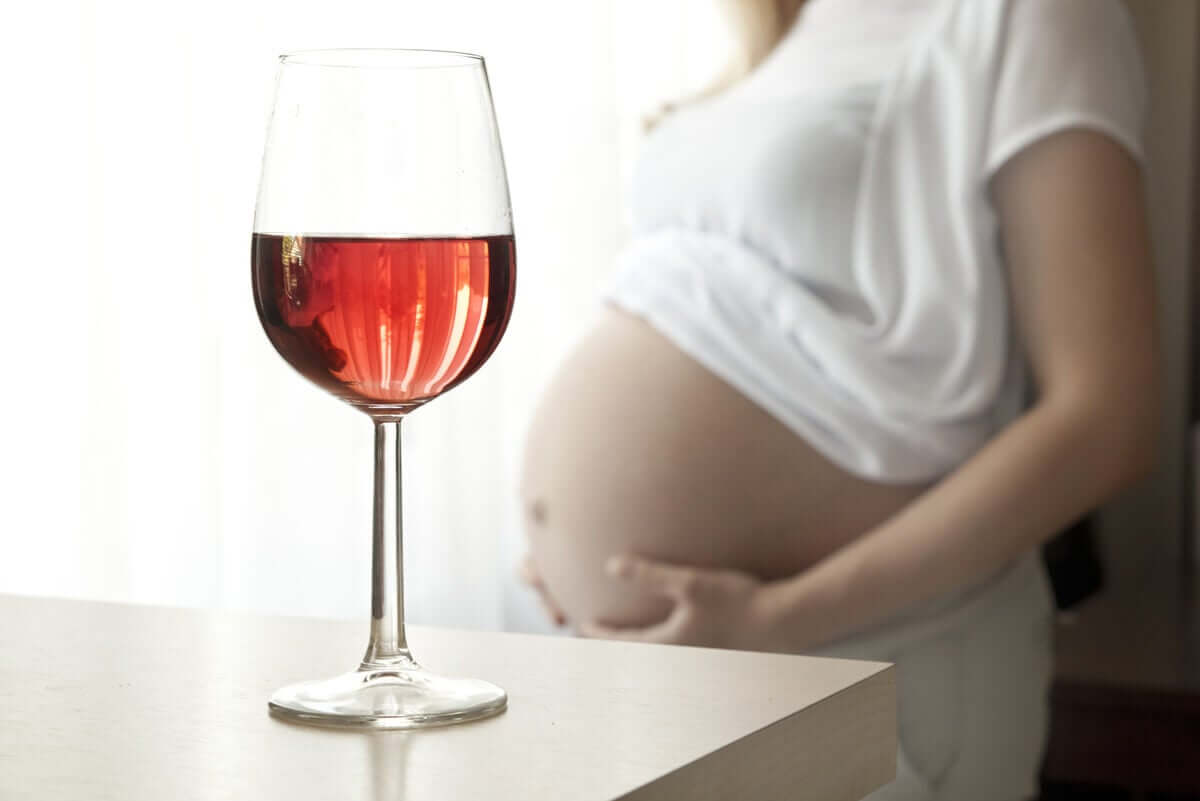 Donna incinta e vino.