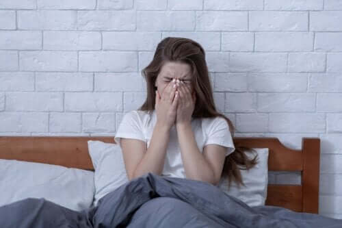 Insonnia dovuta allo stress: donna che non riesce a dormire.