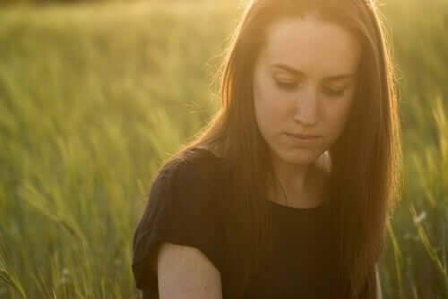 Donna triste che cerca di superare le conseguenze emotive di un tradimento.