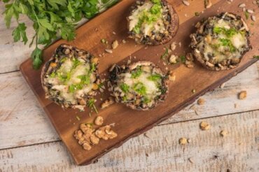 Funghi champignon ripieni per una ricetta vegana