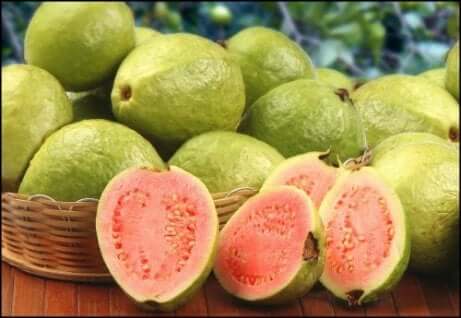 Guava tra la frutta con vitamina C.