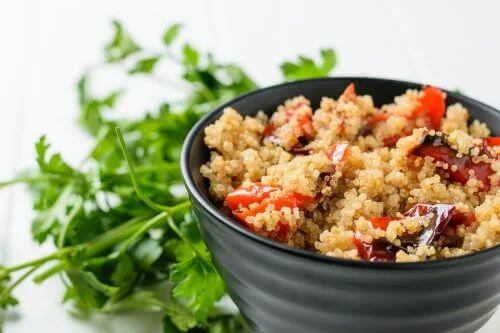 Insalata di verdure grigliate con quinoa