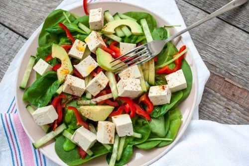 Insalata con spinaci e tofu.