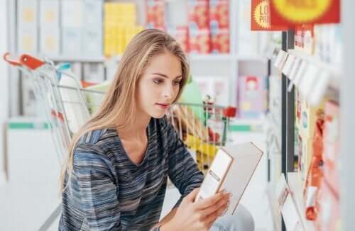 Ragazza con ortoressia che legge tabella nutrizionale.