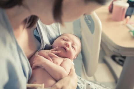 Madre con neonato.