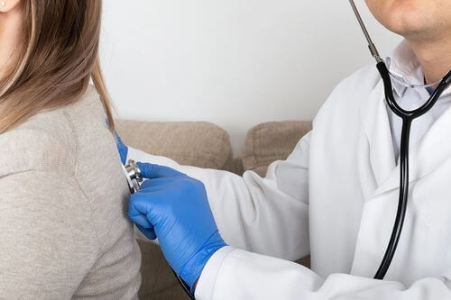 Medico esegue un controllo polmonare.