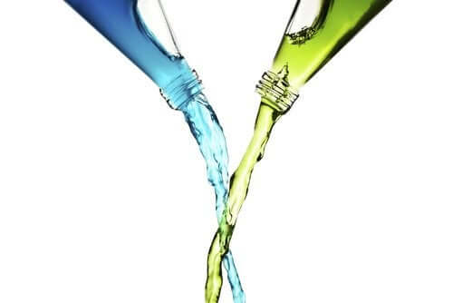 Mescolare aceto e candeggina, perché è controindicato?