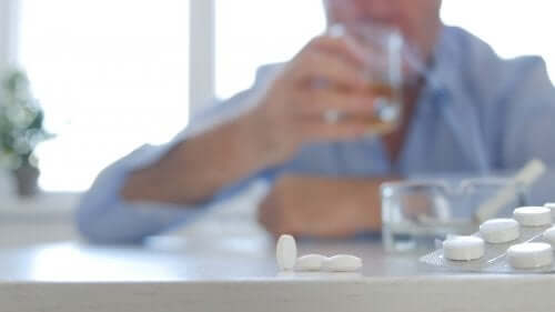 Metabolismo epatico e antibiotici con alcol.