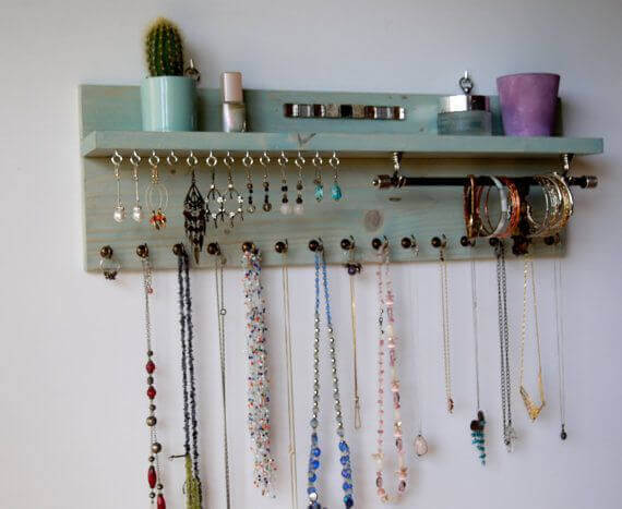 Organizer da parete per gli accessori.