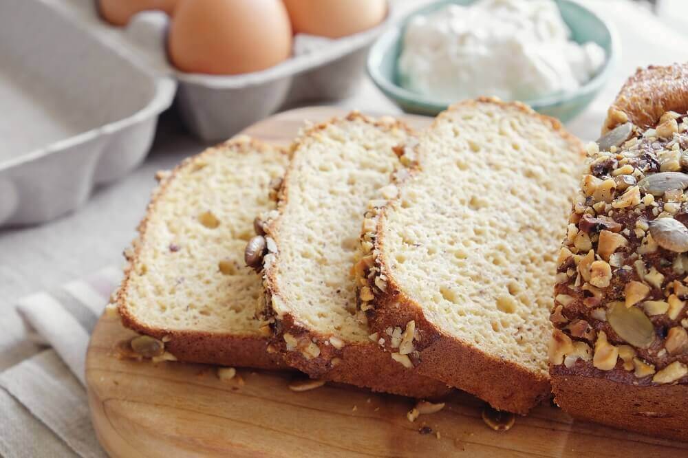 Pane al cocco e mandorle sul tagliere.