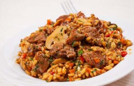 Piatto di riso con pollo e funghi.