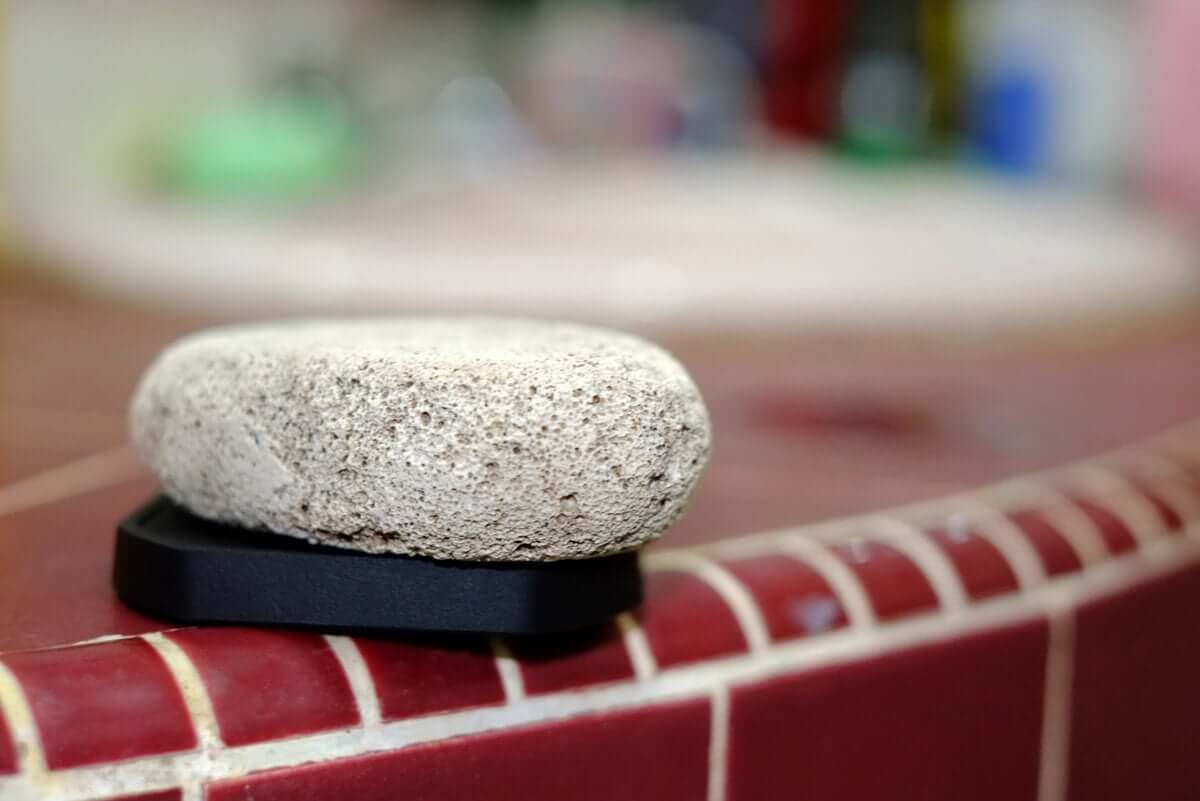 Pietra pomice su mattonelle.