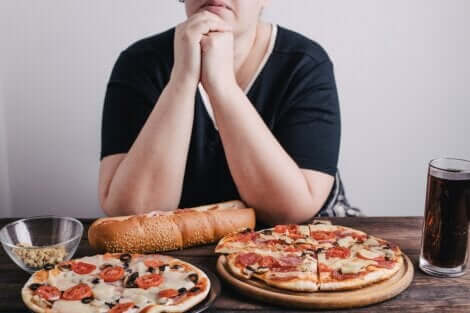 Signora che mangia la pizza.