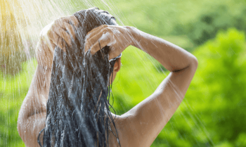 Prendersi cura dei capelli lavandoli.