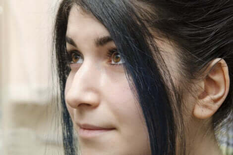 Primo piano ragazza con naso aquilino.