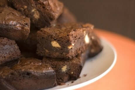 Quadretti di brownie al cioccolato.