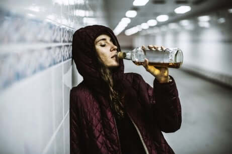 Ragazza che soffre di alcolismo.
