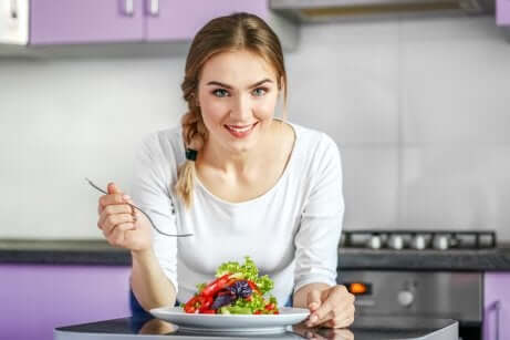 Donna che mangia insalata.