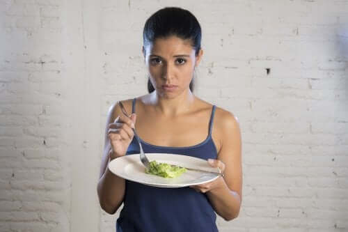 Ragazza con il disturbo selettivo della alimentazione.