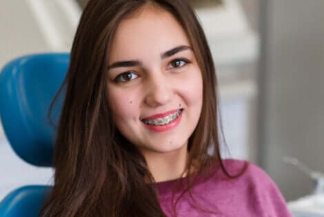 Ragazza con apparecchio.