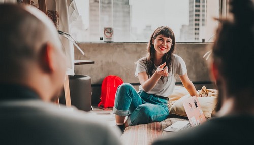 Ragazza disinvolta che parla.