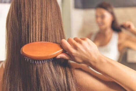 Ragazza che si spazzola i capelli.