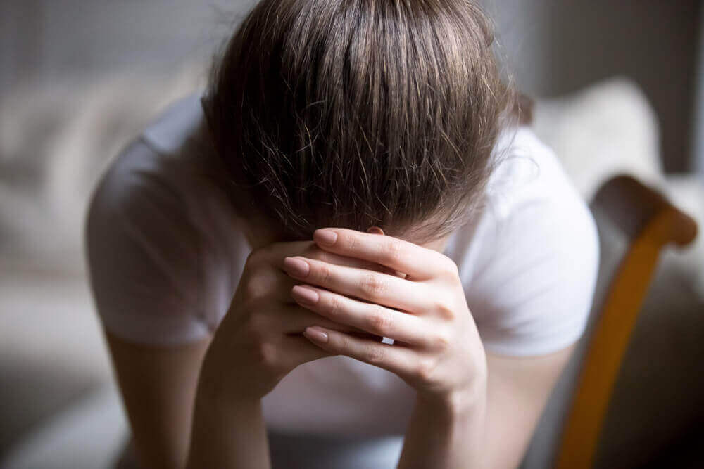 Ragazza stressata con mani serrate.