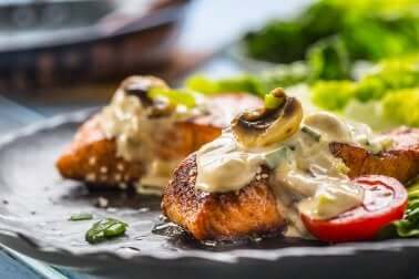 Cucinare il pesce: salmone in padella con verdure.