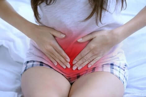 Donna con mal di pancia per le mestruazioni.