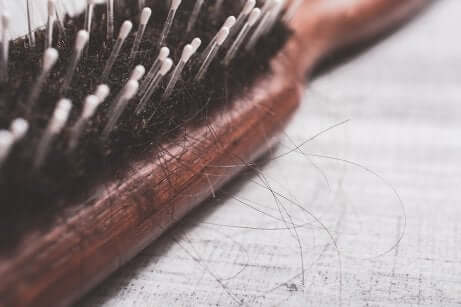 Spazzola con capelli per alopecia postparto.