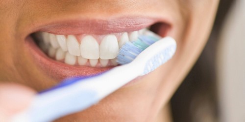 Lavare i denti per una sana igiene del cavo orale.