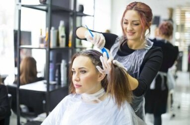 Prendersi cura dei capelli colorati in 5 modi