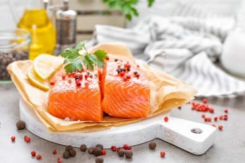 Cucinare il pesce senza esagerare con le calorie