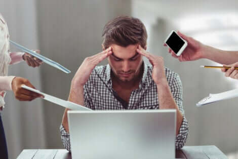 Uomo oppresso dalle richieste.