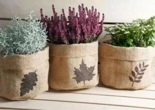 Decorare casa con la juta: vasi per le piante.