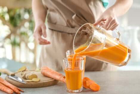 Versare smoothie alle carote nel bicchiere.