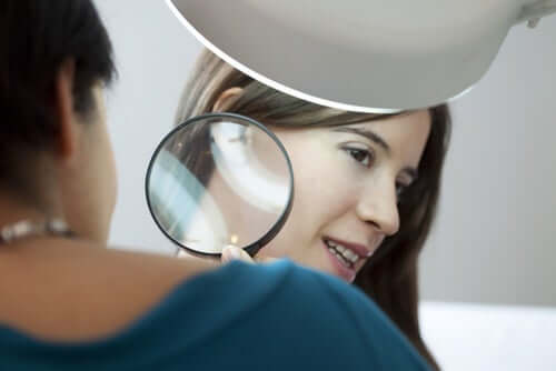 Visita al collo con lente.